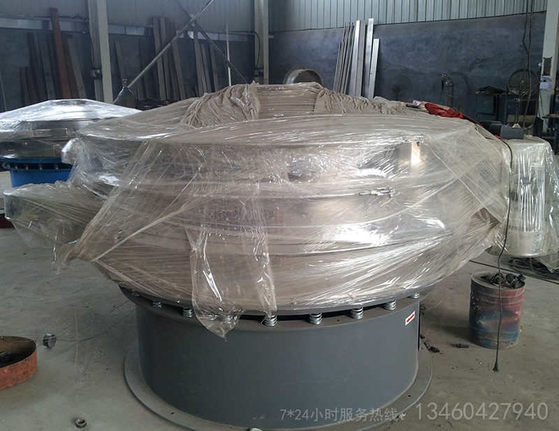 石墨粉精細(xì)分級(jí)使用圓形振蕩篩分機(jī)效果好！